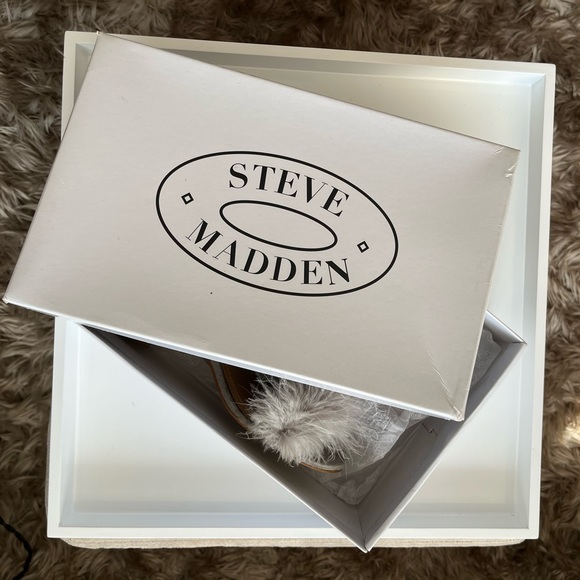 Women’s 🔸Steve Madden🔸 Imelda Grey Feathers 🪶 Sandals - Picture 13 of 15